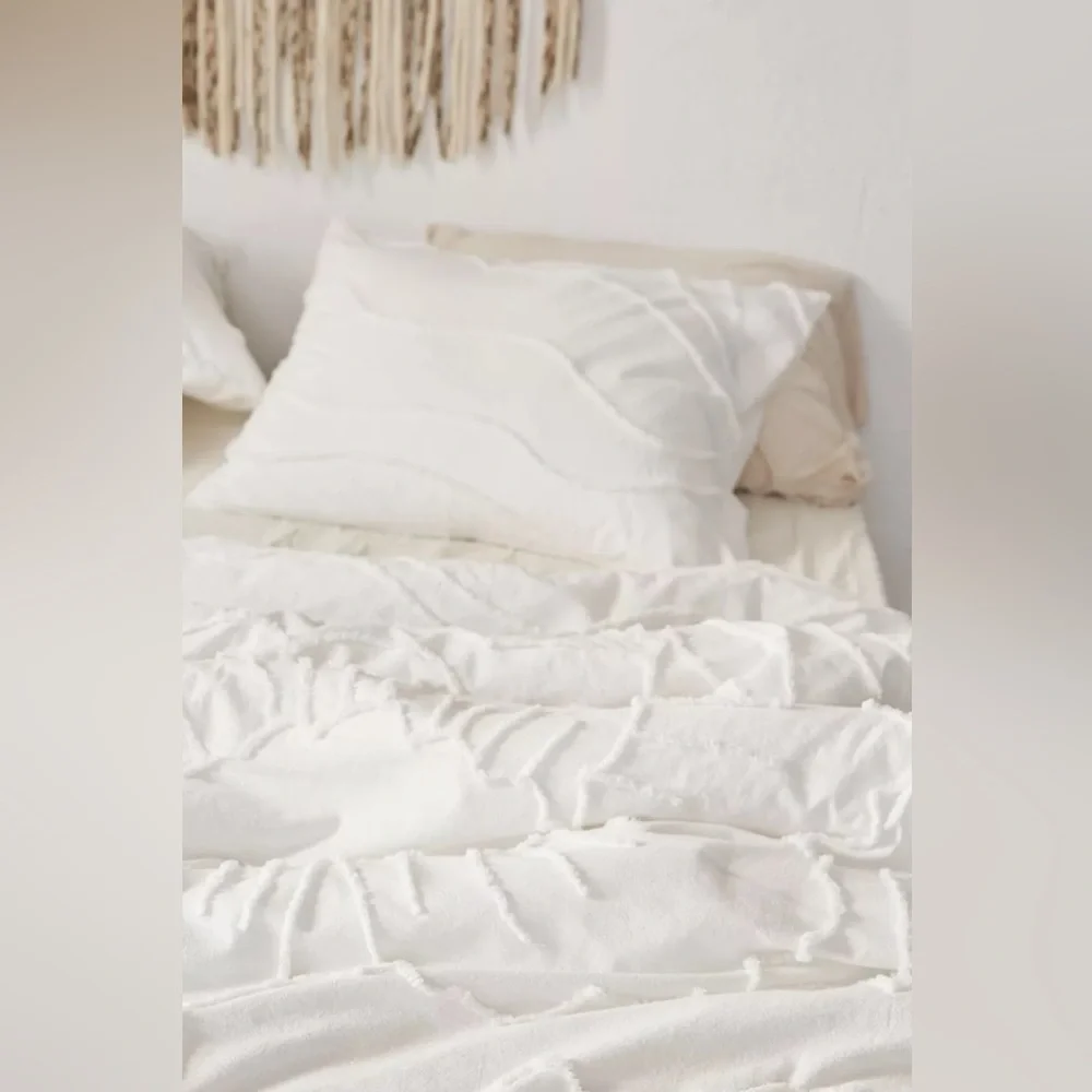 Urban Outfitters Margot Tufted Floral Comforter Twin/ Twin XL NWT